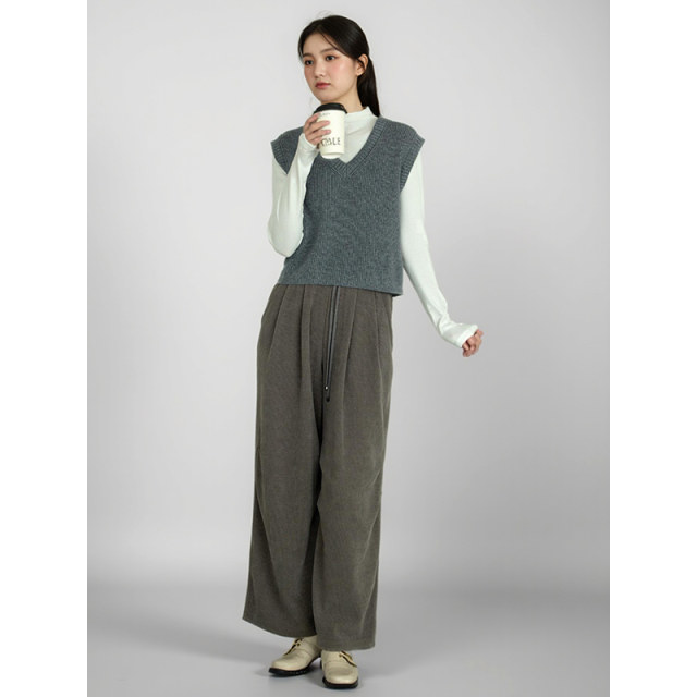 Lingxiu College style gray knitted vest winter popular style 2024 new V -neck loose wild sweater female
