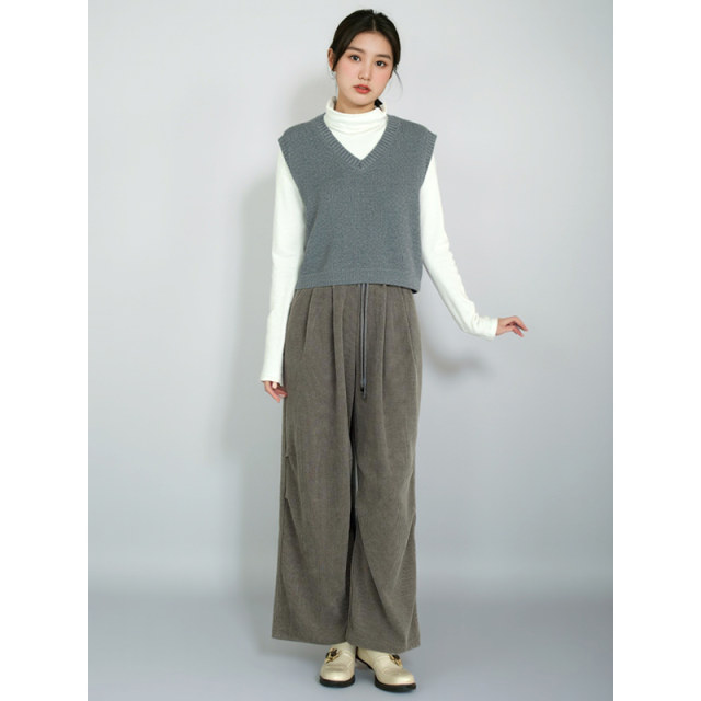 Lingxiu College style gray knitted vest winter popular style 2024 new V -neck loose wild sweater female
