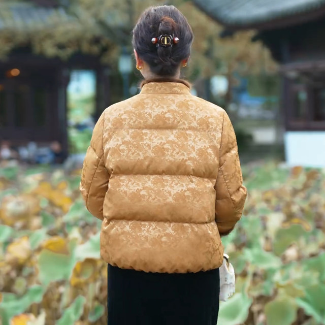 Winter short 90 down jacket for middle-aged and elderly mothers 2025 fashionable foreign style stand collar mink fur national style jacket