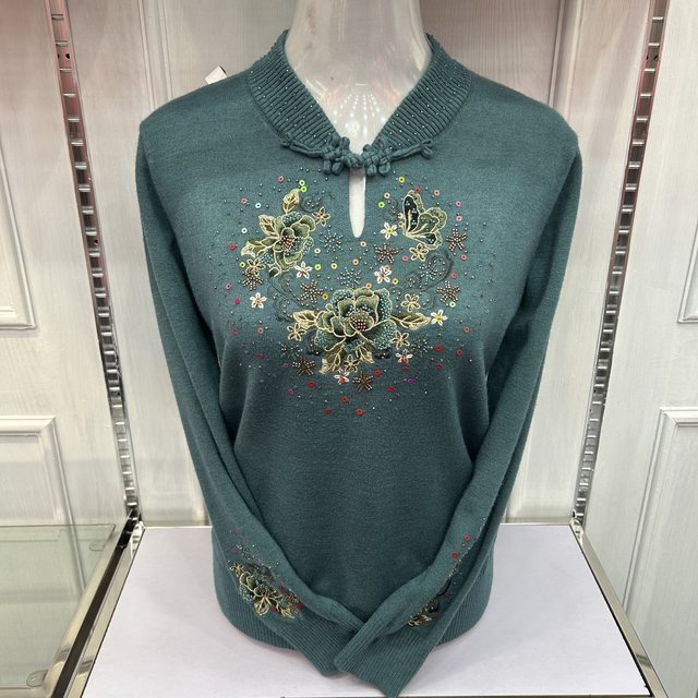 Red cheongsam collar embroidered knitted bottoming shirt mother's wear long-sleeved winter sweater middle-aged and elderly style thickened top