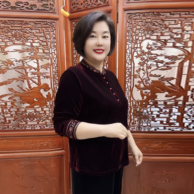 Re-tourist Chinese style mother wears velvet T-shirt 2025 spring new high-end embroidered stand-collar Chinese cheongsam shirt