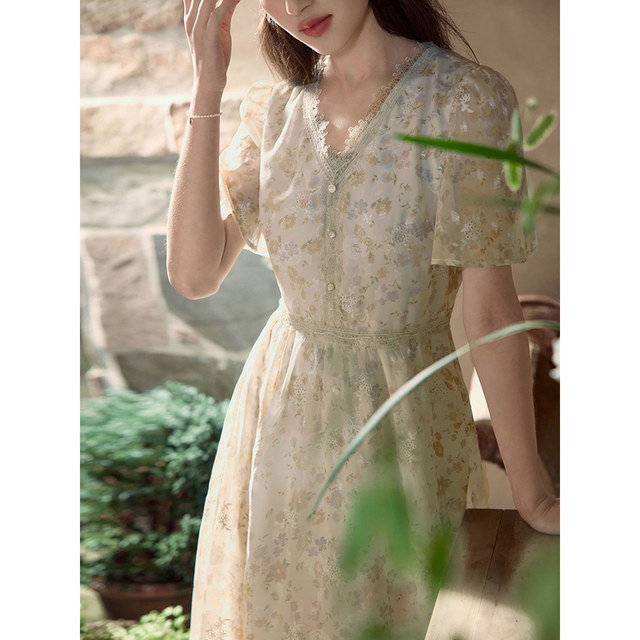 Inman French retro textured dress for women's summer new waist-hugging slim V-neck A-line floral skirt 18322554
