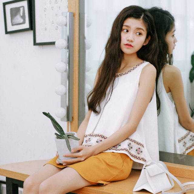 Summer sweet ethnic style wind embroidery printing round neck sleeveless vest vest girl loose chiffon shirt T -shirt top

