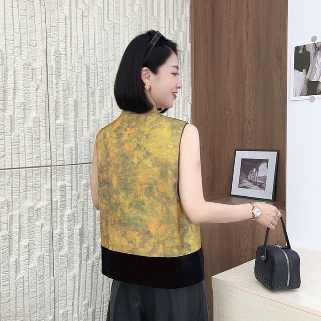 
2025 Autumn New National Style Disk Button Sleeveless Vest Middle-aged Mom Wear Velvet Splicing Printed Vest Top