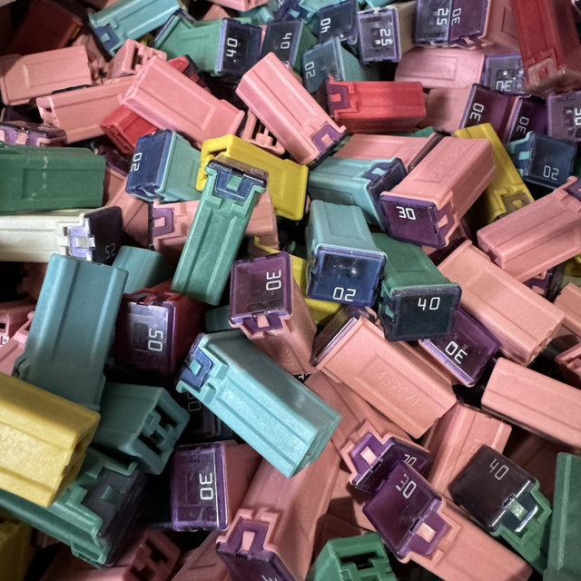 
Square fuse disassembly parts rectangular fuse 20A30A40A50A safety piece is called the fuse box according to Jin [Jin equals 0.5 kg]