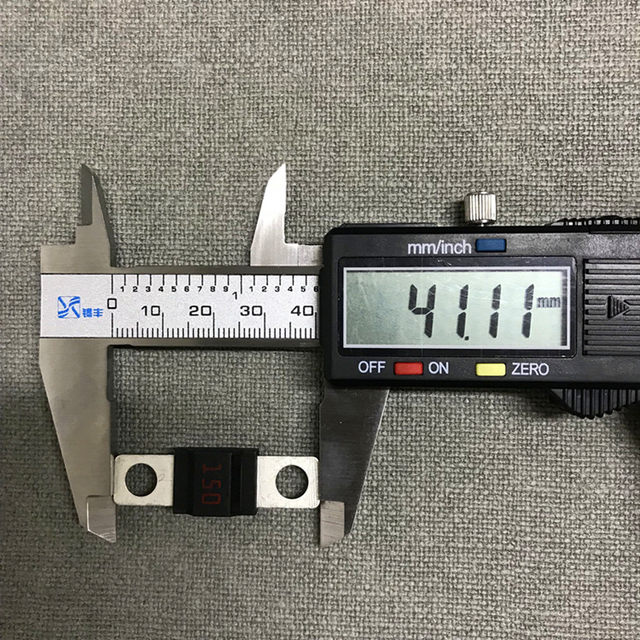 Automobile bolt-type battery fuse 32V 30A40A50A60AA80A100A-200A screw-type fuse box