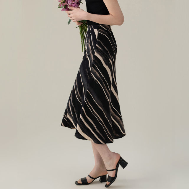 one more small high-waisted a-line skirt for women's summer new high-end temperament striped slit skirt