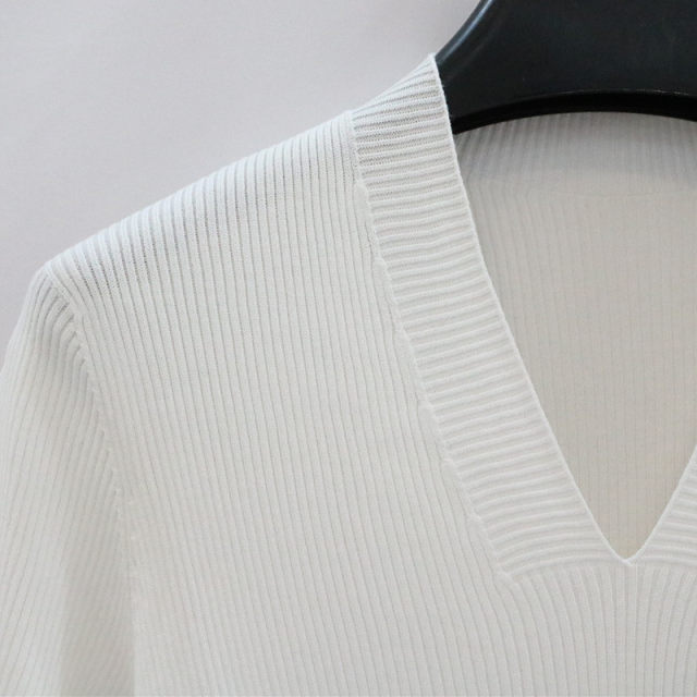European station exit tail cargo large elastic slim short -sleeved sweater women spring and summer thinner clue V -neck top
