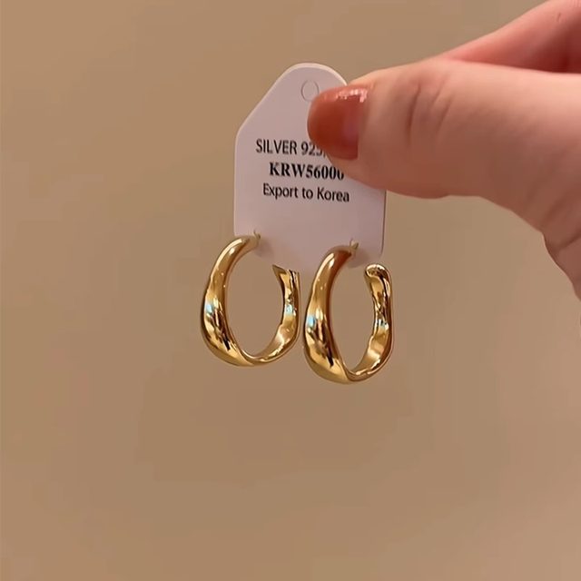 
Golden glossy irregular C-type earrings 2025 new hot style light luxury high-end autumn and winter niche temperament earrings
