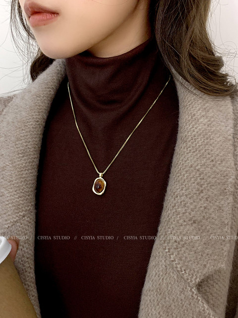 Popular amber stacked gold sweater necklace for women spring accessories light luxury high-end niche tiger eye stone sweater chain