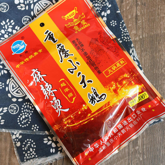 Chongqing Little Swan Hot Pot Body Concentration Edition 300g*30 bags of commercial old hot pot avocado hot pot whole box
