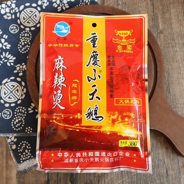Chongqing Little Swan Hot Pot Body Concentration Edition 300g*30 bags of commercial old hot pot avocado hot pot whole box
