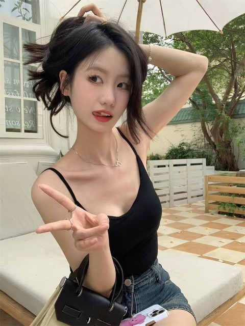 Black large size Model suspender vest female 2024 new inside with chest pads are thin and wear short shirts summer
