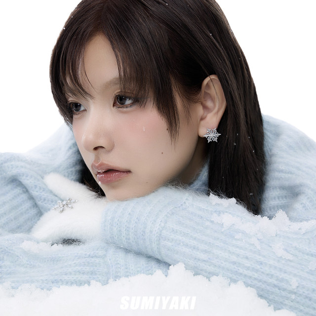 SUMIYAKI Snowflake Small Earrings Cooling Spring and Summer Blue High-end New Year Snowflake Earrings Ear clips for women