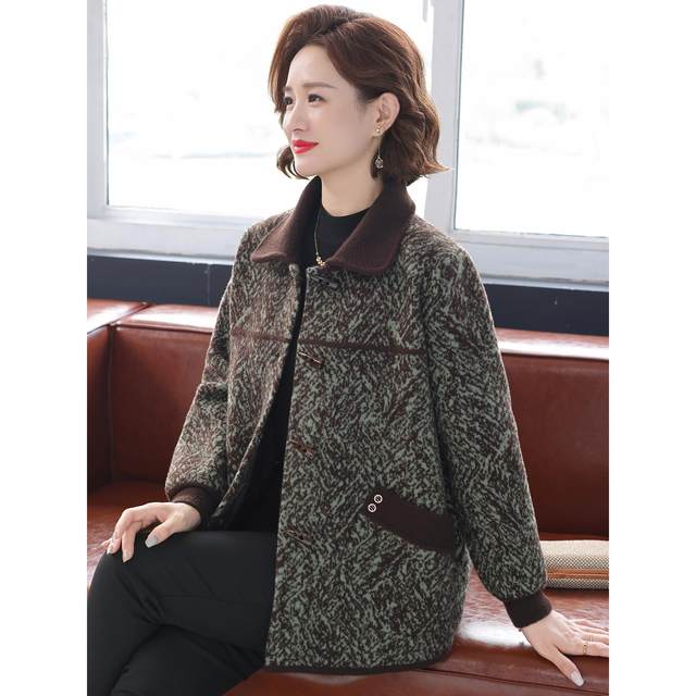 
Mom's coat 2025 autumn new style short woolen cardigan middle-aged and elderly women's fashionable casual tops
