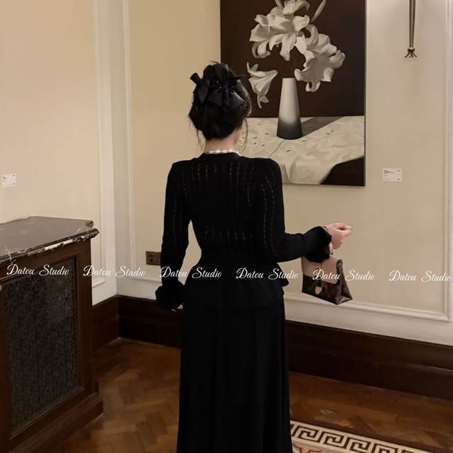 Tatou.Studio slightly fat and slim knitted black waist-hugging top skirt suit