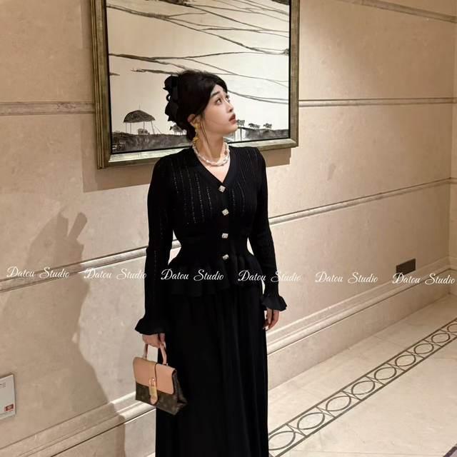 Tatou.Studio slightly fat and slim knitted black waist-hugging top skirt suit