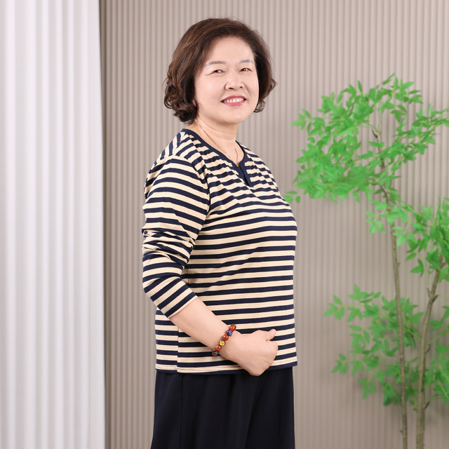 Middle-aged and elderly people spring and autumn pure cotton top female old lady large size striped base shirt fat mother comfortable elastic T-shirt