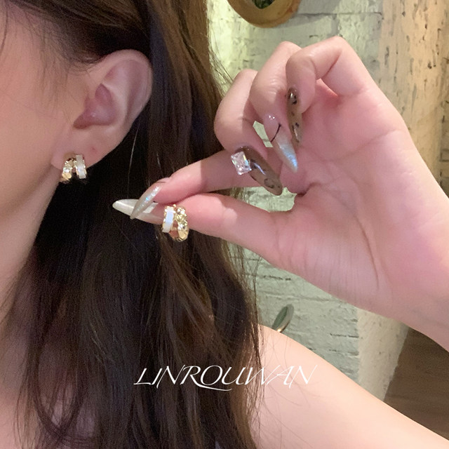 Diamond small fragrant shell double-layer C-shaped unique earrings niche high-end temperament earrings for women in autumn and winter versatile earrings