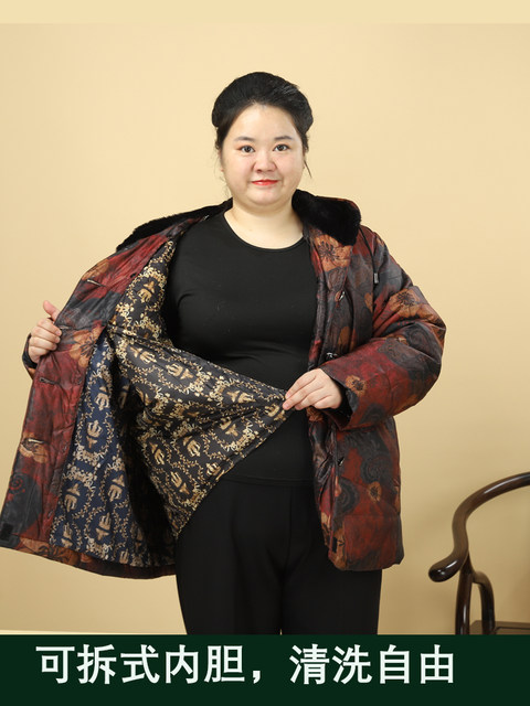 The buttons of the buttons of the buttons in the old age, the fatter mother, the fat mother, the old lady grandmother, the grandmother, the big, the jacket is thickened
