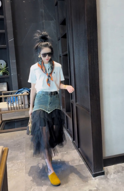 
2025 new fashion casual sports denim splicing irregular gauze skirt with personality versatile lady skirt making it look slim
