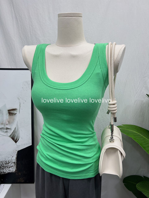 The fit is so good! Everyone wears the slimming U-neck wide shoulder straps camisole for women