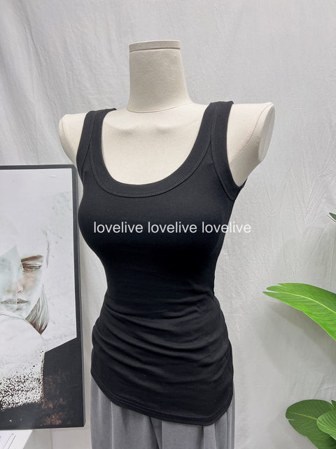 The fit is so good! Everyone wears the slimming U-neck wide shoulder straps camisole for women