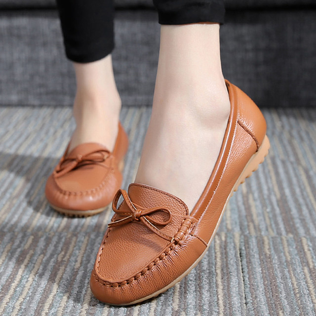 Genuine leather soft-soled slip-on shoes, mother's leather shoes, elderly spring and autumn women's shoes, large size flat-soled beanie shoes, nurse shoes