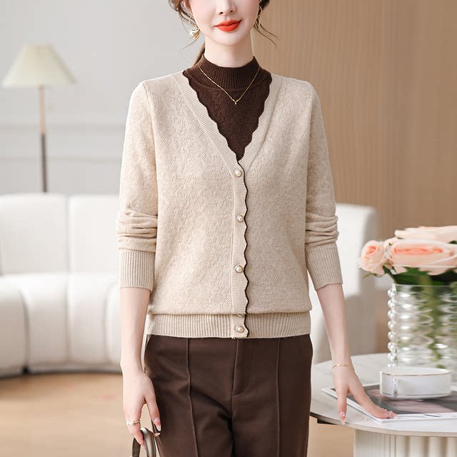 Yu Zhaolin middle-aged and elderly women's clothing 2025 new mother sweater long-sleeved plush top fake two-piece knitted base shirt