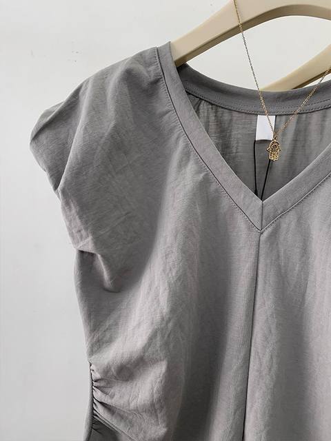 Gray irregular V-neck front shoulder small flying sleeve T-shirt for women's summer 2024 new waist-hugging sleeveless top small
