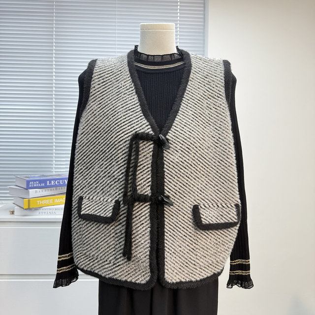 
Mom's autumn suit 2025 new fashionable middle-aged and elderly fashion women's wide-leg pants vest base shirt three-piece set