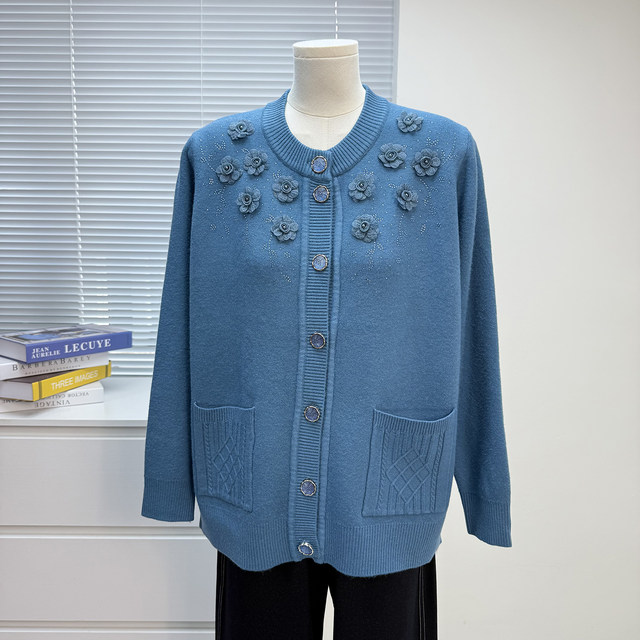 Mother's clothing, autumn and winter velvet cardigan tops, middle-aged and elderly women's clothing, loose and thickened one-piece velvet sweater women's jackets