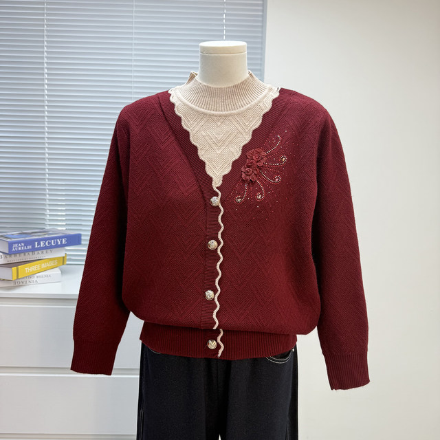 
Mom's autumn and winter holiday two-piece tops 2025 new style middle-aged and elderly women's clothing plus velvet thickened bottoming shirt sweater