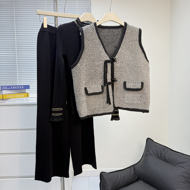 
Mom's autumn suit 2025 new fashionable middle-aged and elderly fashion women's wide-leg pants vest base shirt three-piece set