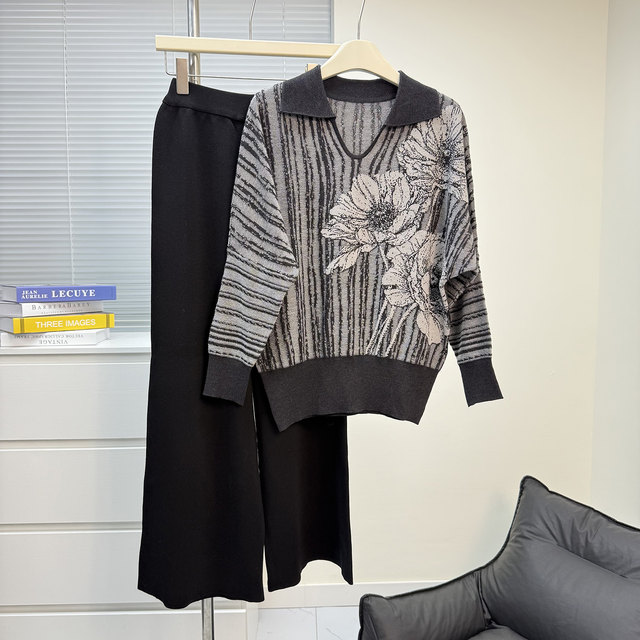 
Mom's autumn suit two-piece set middle-aged and elderly women's clothing 2025 new loose tops and pants mother-in-law sweater