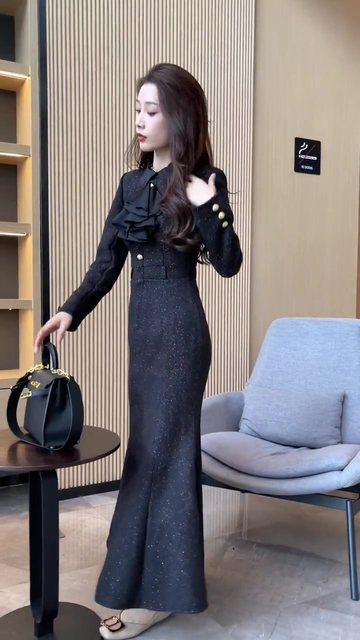 Internet celebrity popular fashion dress for women 2023 winter new style small fragrant style long-sleeved lace-up style slimming long skirt