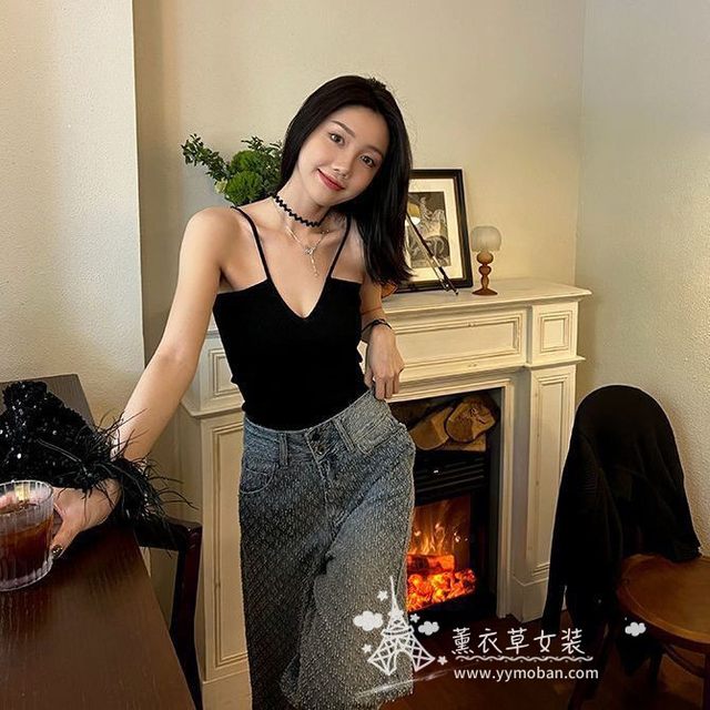 Pure desire black camisole vest in summer new tights with V -neck unique characteristic sexy leakage collarbone reveal small vest