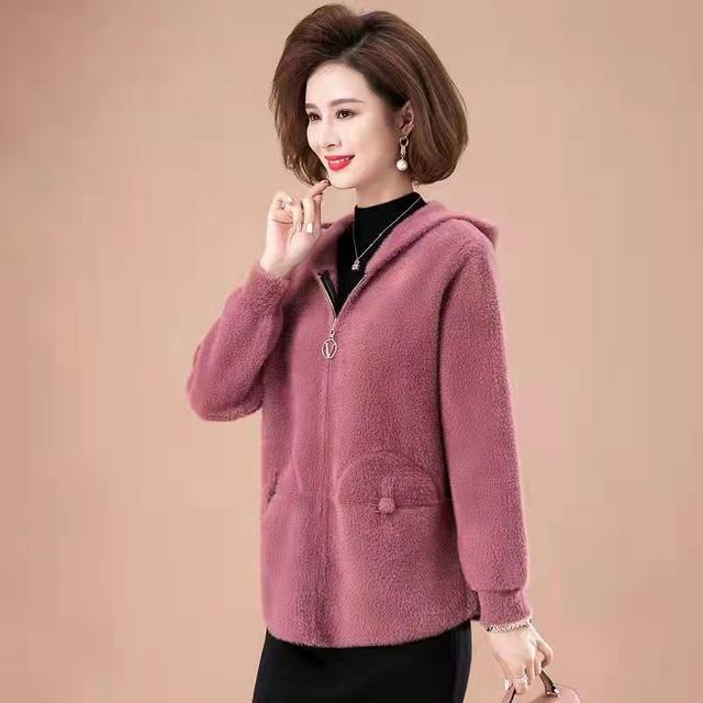 Mom pretend to be in autumn and winter, thick water mink velvet hooded outer jacket female short top, middle -aged and elderly noble long hair cardigan

