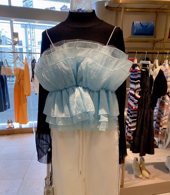 Very upright! LB+ is coquettish and beautiful! Fairy-like, sweet bouquet of tulle and tulle top