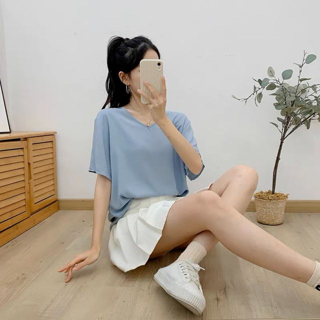 White loose women's clothing summer top short sleeve V -neck long cotton sloping simple solid color T -shirt bottoming shirt wild
