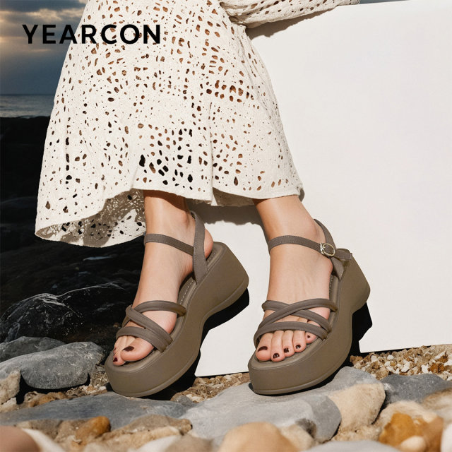 Yierkang women's shoes 2025 summer thick-soled sandals wear Roman skirt with small person looking tall and soft-soled beach shoes
