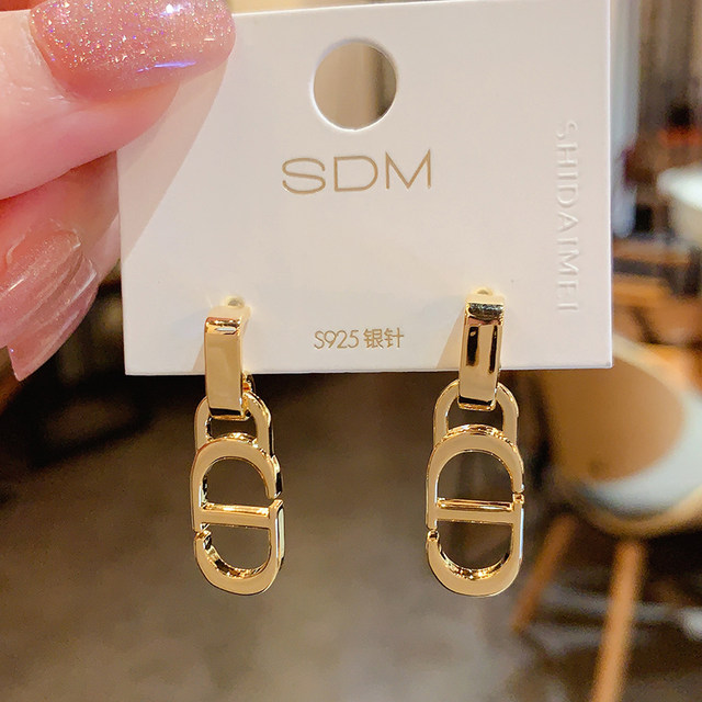 Retro metal cold style earrings for female Internet celebrities, versatile earrings, high-end earrings, 2025 new hot style