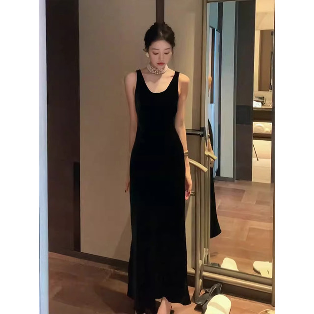 Large size women's high-end luxury French temperament velvet dress for women in autumn and winter Hepburn style sexy suspender skirt