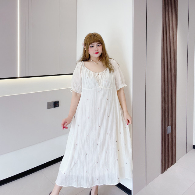 Vacation sweet off-shoulder, gentle waist-slimming embroidery 260Jin [Jin equals 0.5kg] fat girl elegant embroidery covering the flesh long dress