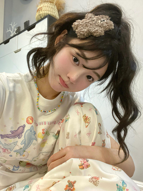 Colorful cartoon doodle print shoulder T-shirt for women in summer casual versatile slim small cotton short-sleeved top