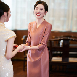 High-end wedding moms dress up 2023 autumn and winter new pink cheongsam young woman wedding dress