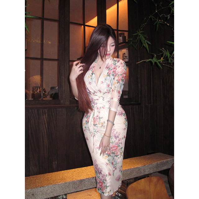 XZY Slightly fat and mature sexy V-neck lace-up printed dress for women 25-year summer slim lady hip-wrapped long skirt