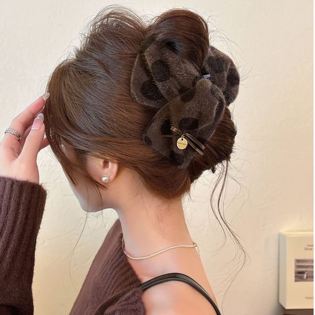 2025 new triangle gripper female polka dot plush shark clip hair clip high-end temperament autumn and winter hair accessories headwear