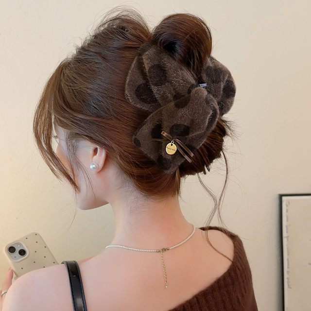 2025 new triangle gripper female polka dot plush shark clip hair clip high-end temperament autumn and winter hair accessories headwear