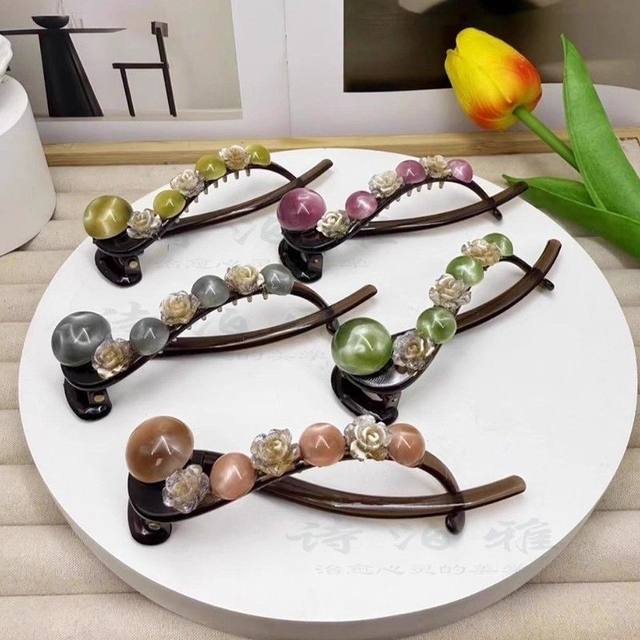 New Chinese style rose beaded one-word twist clip 2025 new style hair gripper hair clip for the back of the head with multiple hair clips